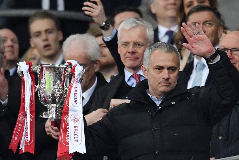 Jose Mourinho dengan trofi Piala Liga Inggris.