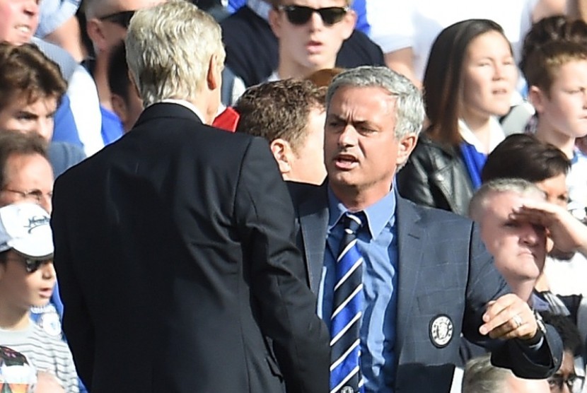 Jose Mourinho (kanan) saat berargumen dengan Arsene Wenger.