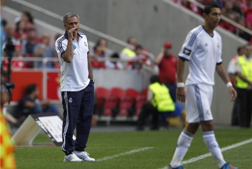 Jose Mourinho (kiri) 