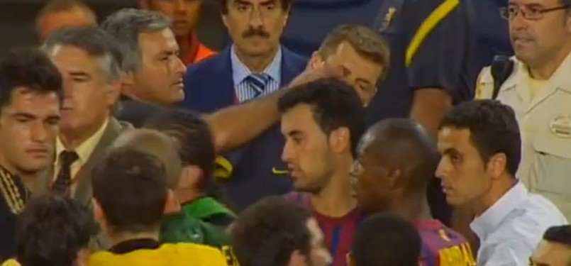 Jose Mourinho (kiri belakang) mencolok mata asisten pelatih Barcelona, Tito Vilanova.