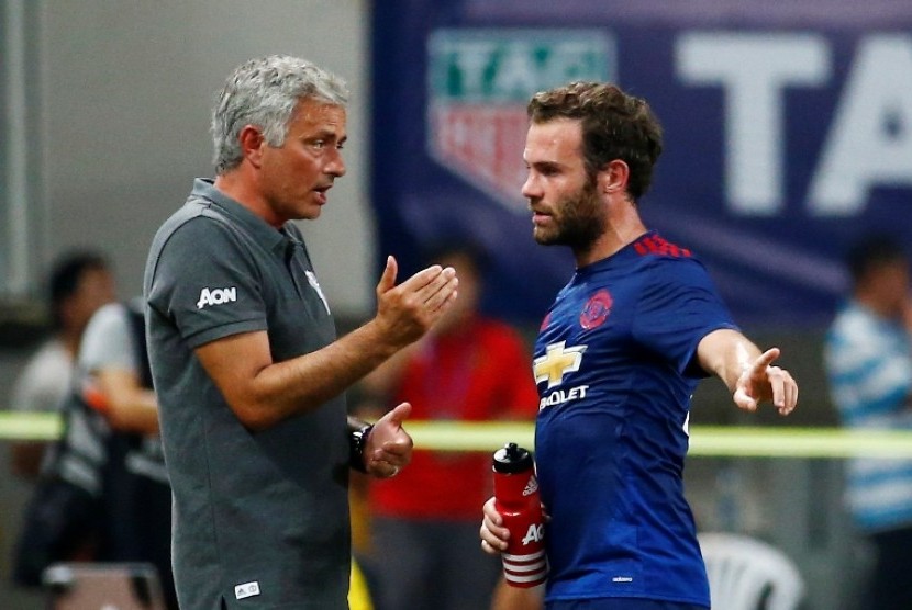 Jose Mourinho (kiri) berbicara dengan Juan Mata.