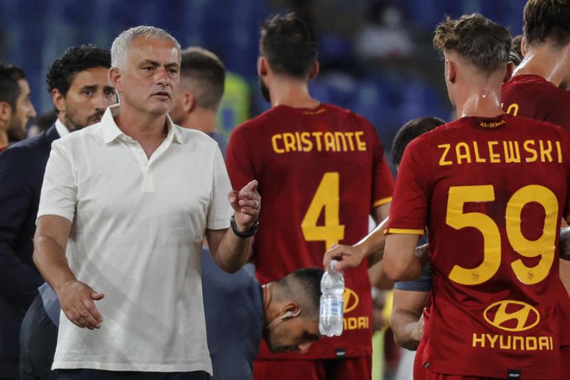 Jose Mourinho (kiri) bersama para pemain AS Roma.