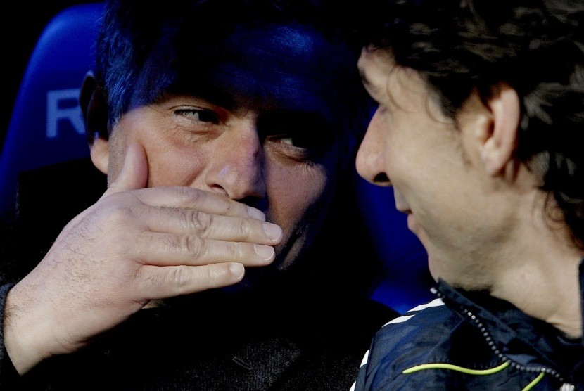 Jose Mourinho (kiri) dan Aitor Karanka saat keduanya masih menjadi anggota tim kepelatihan Real Madrid pada 2011.