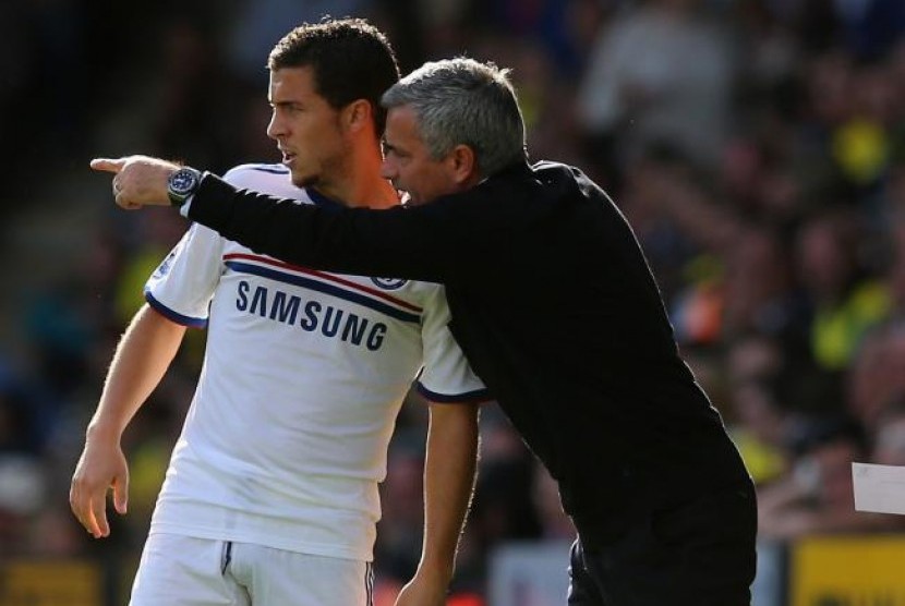Jose Mourinho memberi instruksi kepada Eden Hazard