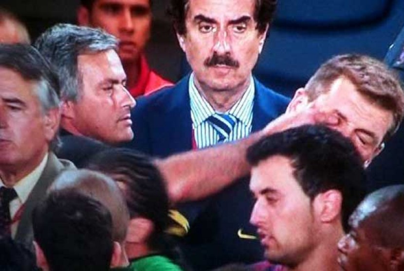 Jose Mourinho mencolek mata Tito Vilanova.