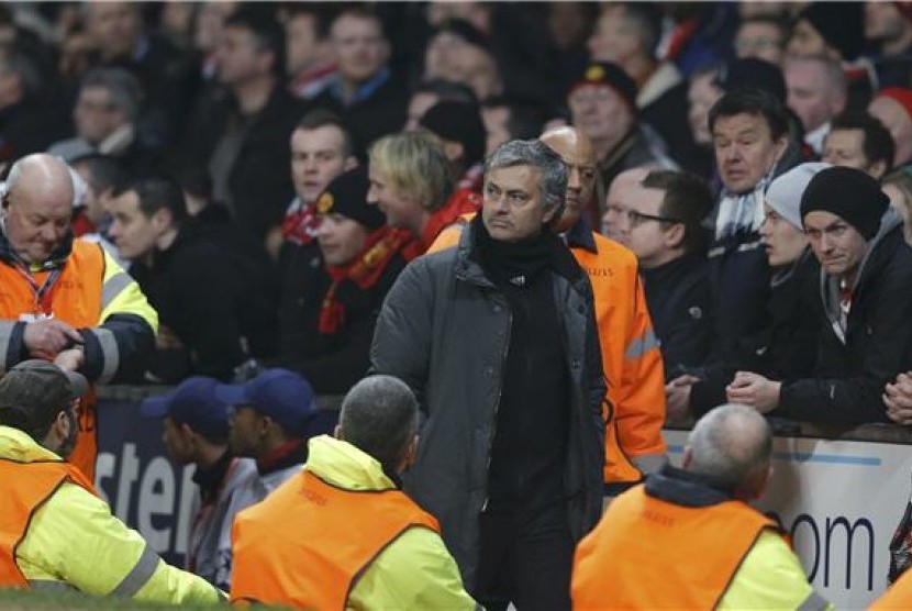 Jose Mourinho (tengah)