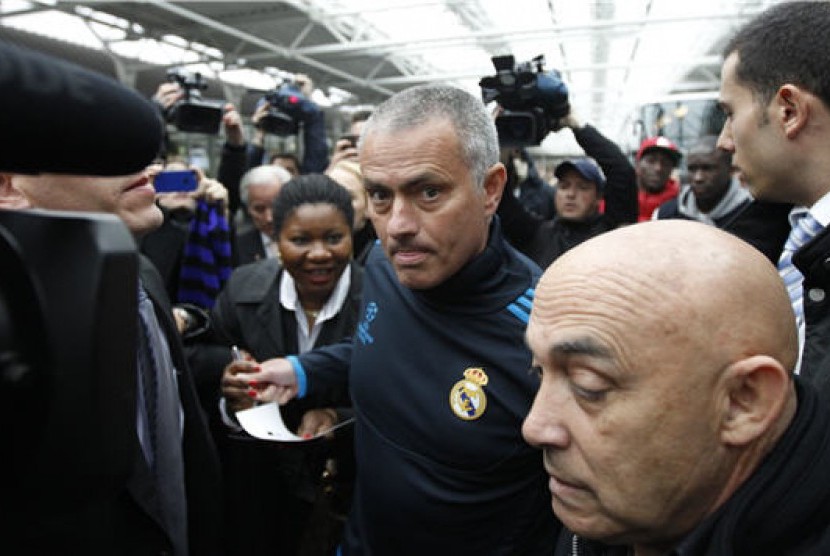 Jose Mourinho (tengah), manajer Real Madrid, bersama timnya tiba di bandara di Muenchen, selatan Jerman, Senin (16/4). 