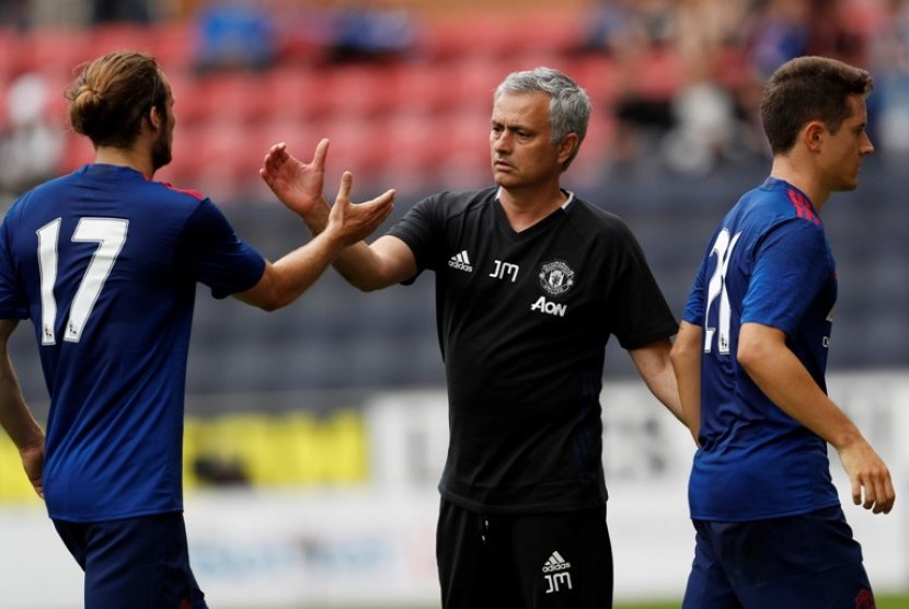 Jose Mourinho (tengah) menyalami bek Manchester United Daley Blind.