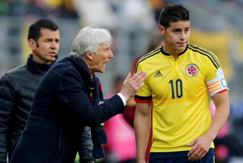 Jose Pekerman (kiri) saat memberikan instruksi kepada James Rodriguez