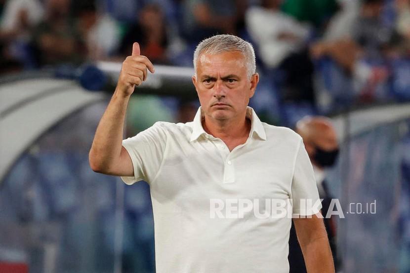 Jose Mourinho saat memimpin permainan Roma.
