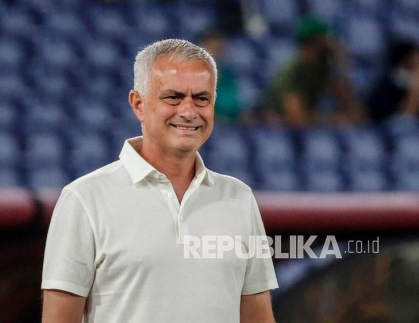 Pelatih AS Roma Jose Mourinho.