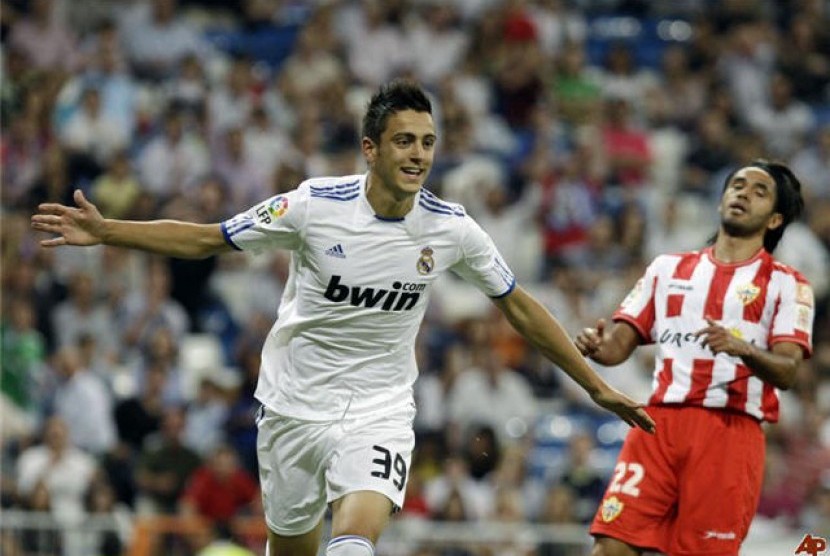 Pesepak bola asal klub RCD Espanyol, Joselu Luis Mato Sanmartin, resmi diumumkan sebagai rekrutan anyar Real Madrid (kiri).