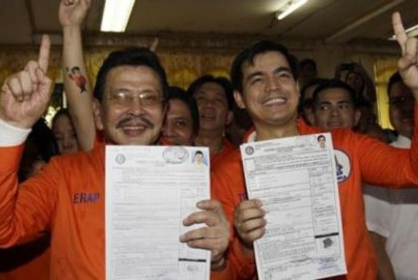 Joseph Estrada (kiri) bersama pasangannya Francisco Moreno Domagoso, maju mencalonkan diri sebagai wali kota Manila.