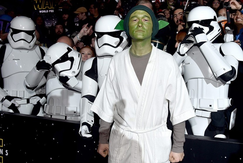 Joseph Gordon-Levitt saat menghadiri penayangan perdana Star Wars: The Force Awakens di LA, Senin (14/12) waktu AS.