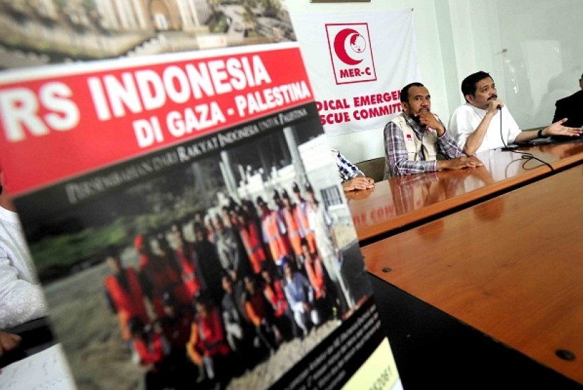 Joserizal Jurnalis (right) and sarbini Abdul Murad from MER-C hold a press conference in jakarta on Monday, related to  the latest condition of 28 Indonesians humanitarian activists who still in Gaza. 