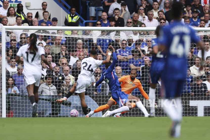 Josh King dari Fulham, kedua dari kiri, mencetak gol yang dianulir dalam pertandingan sepak bola Liga Primer Inggris antara Chelsea dan Fulham di Stadion Stamford Bridge di London, Sabtu, 30 Agustus 2025.