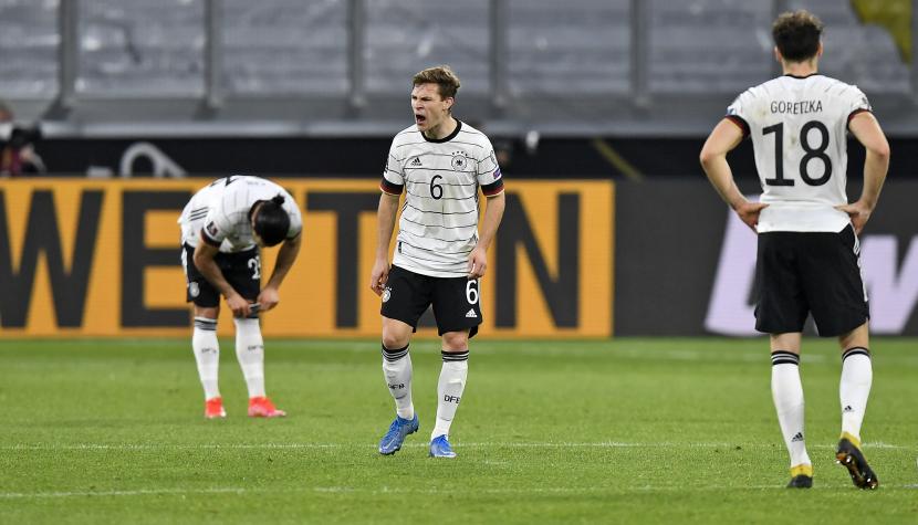 Joshua Kimmich dari Jerman (tengah) bereaksi kecewa setelah timnya kalah di Euro 2020.