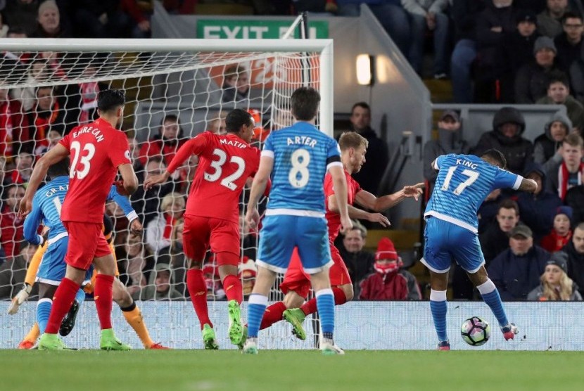 Joshua King (kanan) saat mencetak gol penyeimbang 2-2 lawan Liverpool.