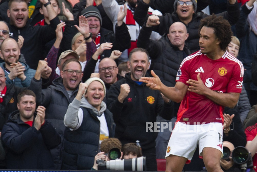 Joshua Zirkzee dari Manchester United merayakan gol kedua ke gawang Everton dalam pertandingan Liga Primer Inggris di Old Trafford, Manchester, Inggris, Sabtu 1 Desember 2024. 