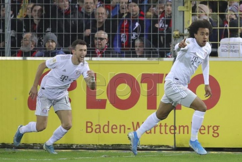 Joshua Zirkzee (Kanan) melakukan seleberasi usai mencetak gol ke gawang Freiburg, Kamis Dini Hari.
