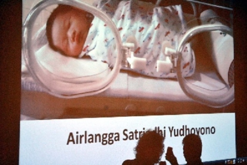 Journalists take pictures of the newborn grandson of President Susilo Bambang Yudhoyono in Jakarta on Monday.  