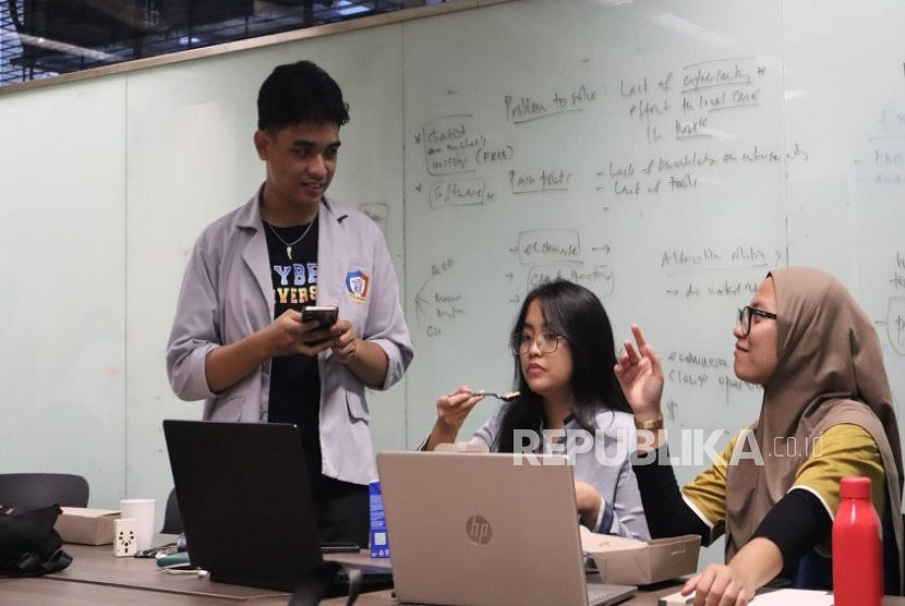  Jovinta Putri Hapsari, mahasiswi berprestasi Program Studi (Prodi) Bisnis Digital Cyber University mengikuti program student exchange dan Hackathon Internasional di Universitas Teknologi Petronas (UTP), Malaysia.