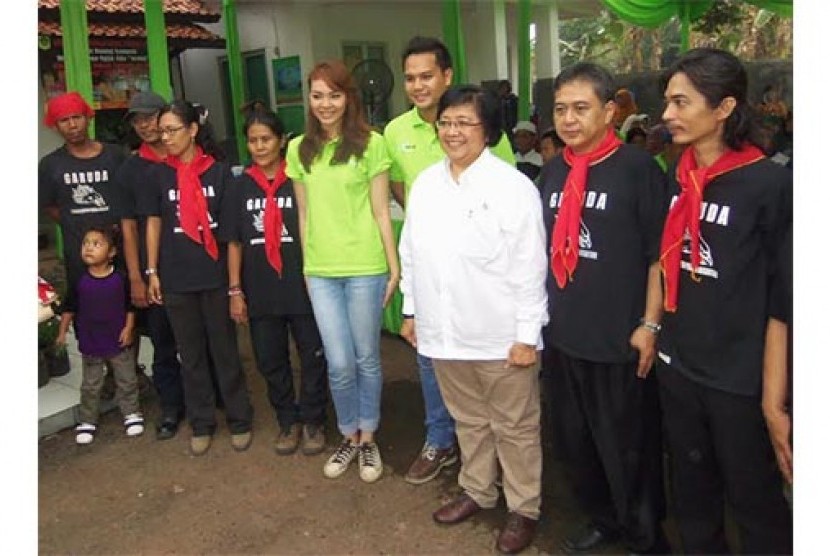 Jovita Dwijayanti bersama sejumlah pendukung film 'Danum Baputi' berfoto bersama dengan Menteri Lingkungan Hidup dan Kehutanan Siti Nurhayati 