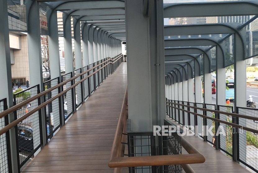  JPO Bunsen. Potret Jembatan Penyebragan Orang di Bunderan Senayan siap  dipergunakan, Selasa (26/2).