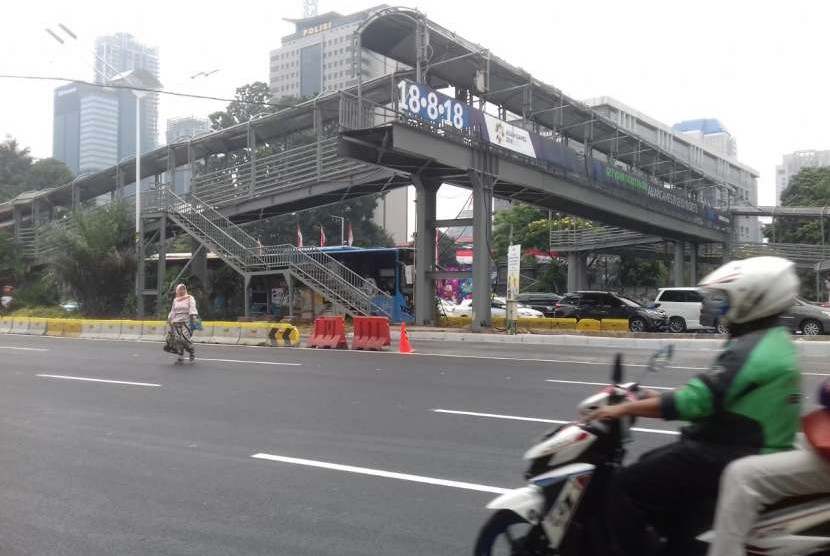 JPO 'buntung' di halte Transjakarta Polda Metro Jaya, Kamis (7/8).