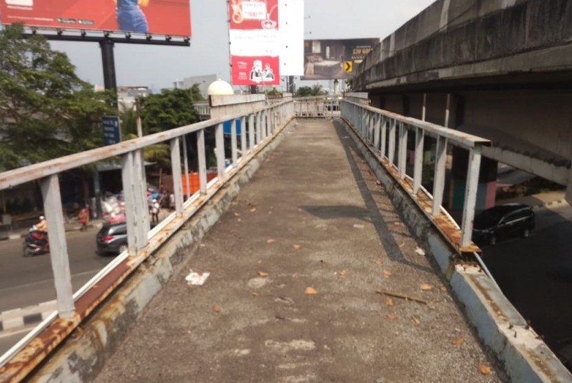JPO di Jalan Prof Latumaten, Grogol, Jakarta Barat kondisi rusak parah, Jumat (17/5).
