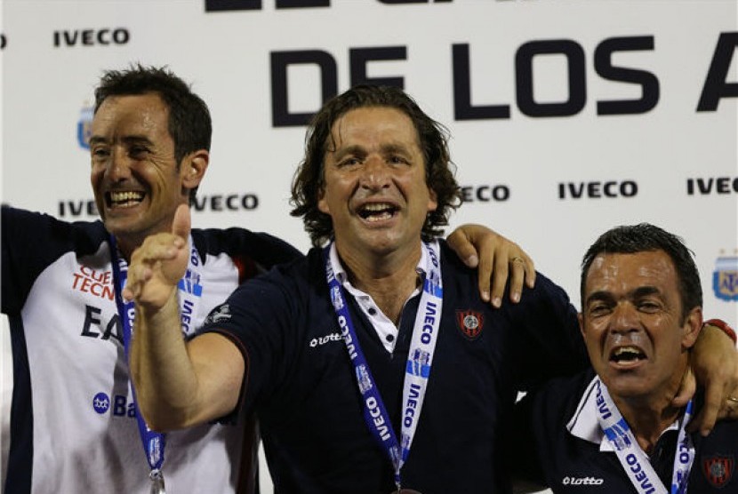 Juan Antonio Pizzi (tengah) 