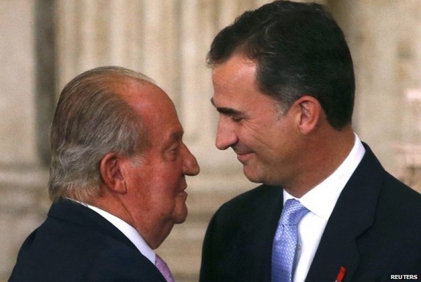 Juan Carlos and his son hugged after the king had signed the law on his abdication