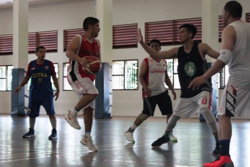 Shooting guard Satria Muda Pertamina Juan Laurent (kedua kanan) saat bertahan dalam latihan bersama tim Mahaka Media Bright di Lapangan Basket SMA Pangudi Luhur, Jakarta Selatan, Ahad (26/3).