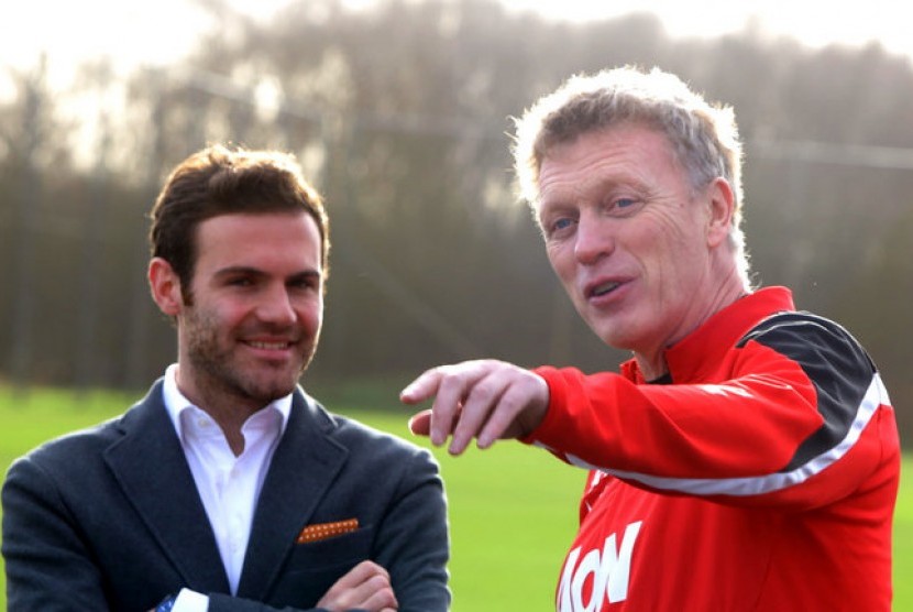 Juan Mata (kiri) bersama pelatih Manchester United, David Moyes.