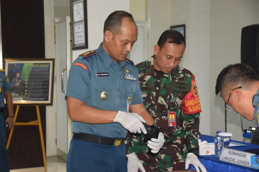 Komandan Pangkalan Udara TNI AL (Danlanudal) Juanda Kolonel Laut (P) Dani Achnisundani menunjukkan barang bukti pistol dan amunisi yang ditemukan dalam paket di Bandara Juanda, Jawa Timur.
