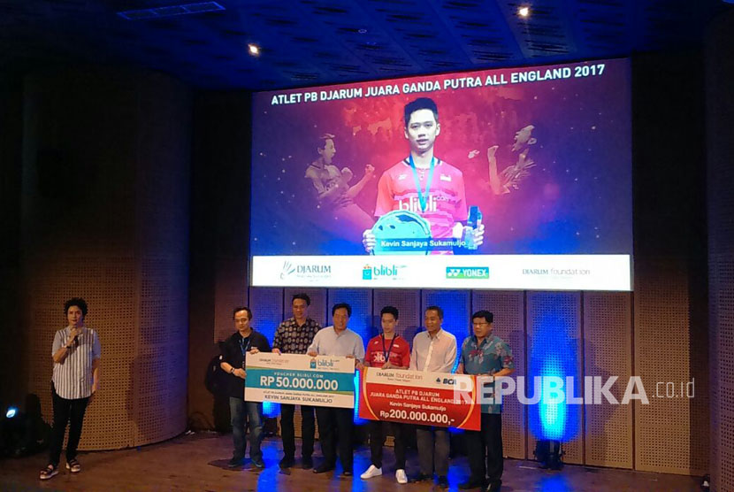Juara All England 2017 Kevin Sanjaya Sukamuljo mendapatkan bonus dari PB Djarum senilai Rp 250 juta yang diserahkan di Galeri Indonesia Kaya, Jakarta, Rabu (22/3). 