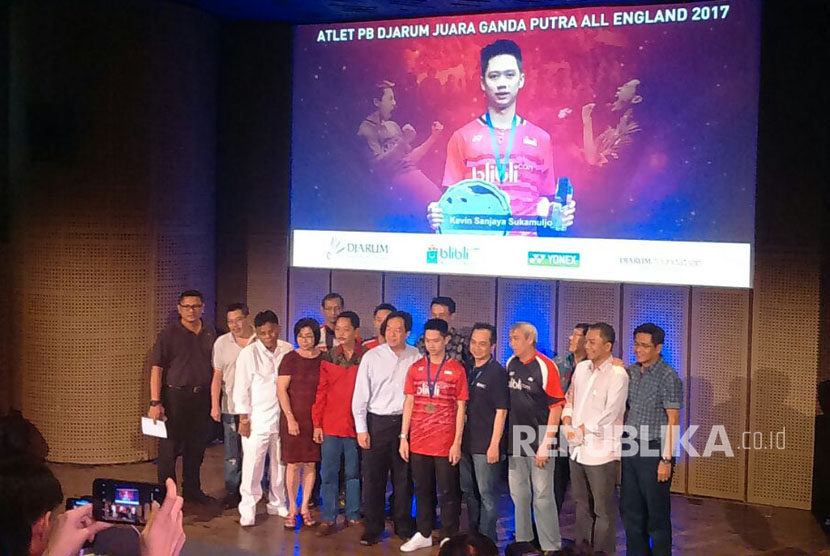 Juara All England 2017 Kevin Sanjaya Sukamuljo mendapatkan bonus dari PB Djarum senilai Rp 250 juta yang diserahkan di Galeri Indonesia Kaya, Jakarta, Rabu (22/3). 
