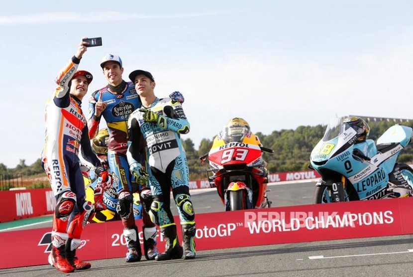 Juara Dunia 2019 dari berbagai kelas Marquez (MotoGP), Alex Marquez (Moto2) dan Lorenzo Dalla Porta (Moto3) berswafoto setelah GP Spanyol musim lalu.