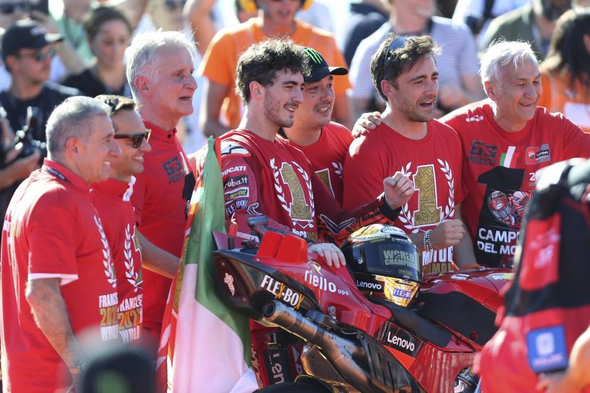 Juara Dunia Moto GP Pembalap Ducati Francesco Bagnaia, dari Italia, merayakan dengan timnya di akhir Grand Prix Sepeda Motor Valencia, balapan terakhir musim ini, di sirkuit Ricardo Tormo di Cheste, dekat Valencia, Spanyol, Ahad (6/11/2022).