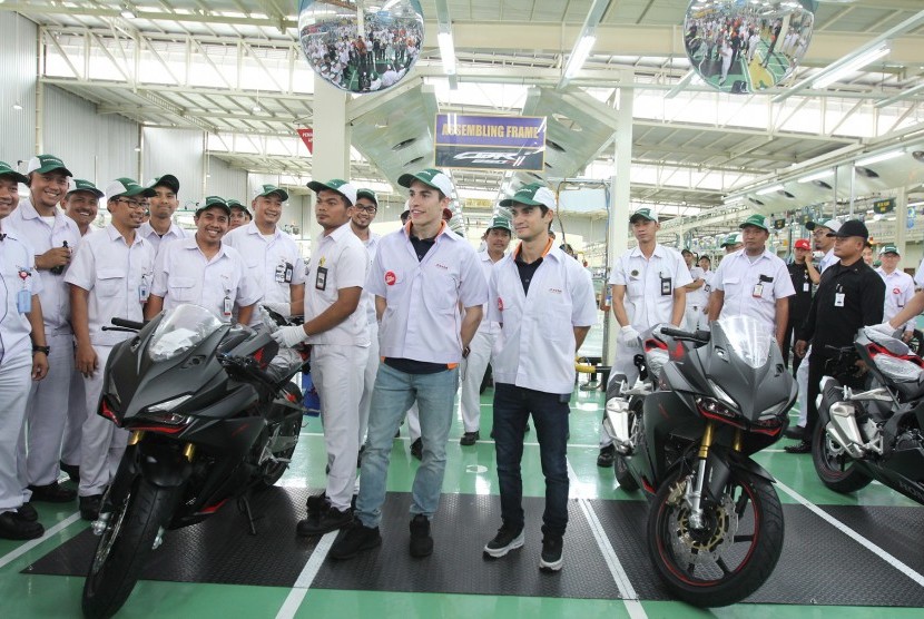 Juara dunia MotoGP 2016 Marc Marquez dan rekan satu timnya, Dani Pedrosa mengunjungi pabrik PT Astra Honda Motor (AHM) di Karawang, Kamis (2/2). Mereka menyaksikan secara langsung proses produksi dari motor sport premium Honda, All New Honda CBR250RR.