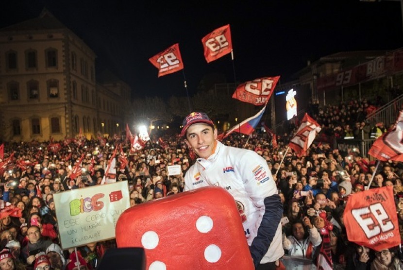 Juara dunia MotoGP 2017, Marc Marquez merayakan kemenangan keempatnya di kelas primer dengan menggelar pesta besar di kampung halamannya, Cervera, Spanyol, Sabtu (18/11).