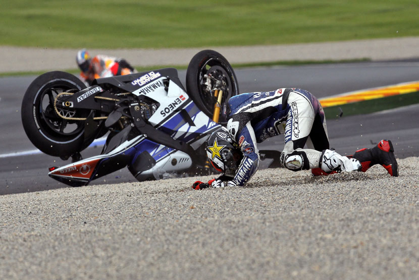  Juara dunia MotoGP Jorge Lorenzo dari Spanyol terjatuh  di sirkuit Ricardo Tormo,Valencia, Ahad (11/11). (AP/Alberto Saiz)