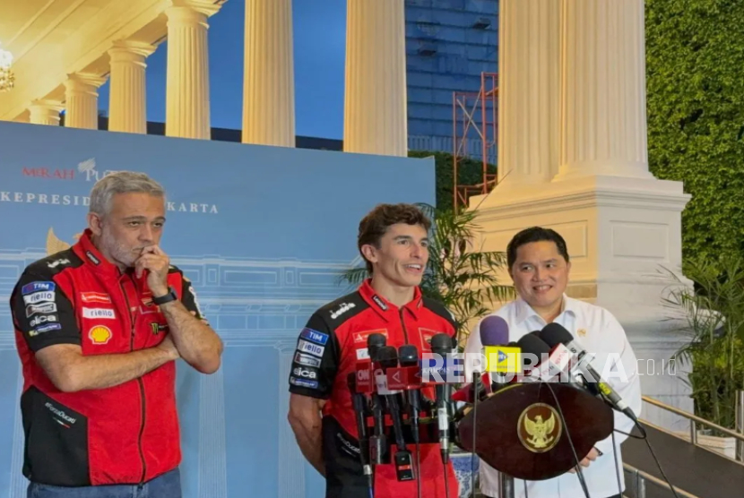 Juara dunia MotoGP musim 2025 sekaligus pembalap Ducati Lenovo Marc Marquez (tengah) memberikan keterangan di Istana Kepresidenan Jakarta, Selasa (30/9/2025).