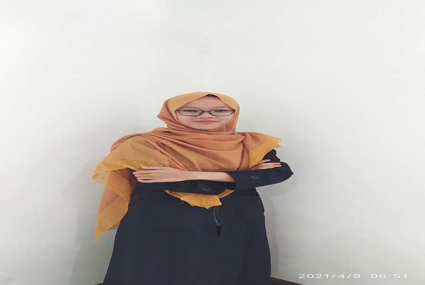 Juara favorit dalam ajang kompetisi Murottal Kombat yang diselenggarkan oleh aplikasi Muslim Umma jatuh pada Muslimah asal Gresik, Indana Badiah
