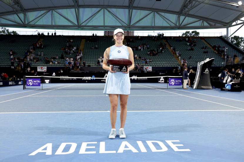 Juara French Open Iga Swiatek menaklukkan unggulan kedua Belinda Bencic 6-2 6-2 dalam final Adelaide International, Sabtu (27/2). 