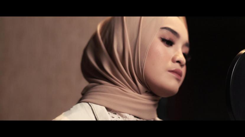 Juara Indonesian Idol 2023, Salma Salsabil, merilis lagu berjudul Menghargai Kata Rindu di bawah naungan Universal Music Indonesia.