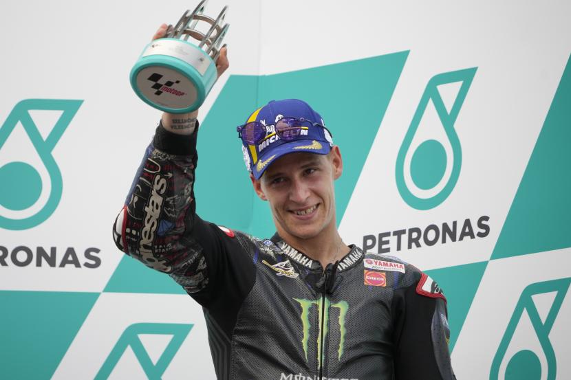 Juara ketiga pembalap Prancis Fabio Quartararo dari Monster Energy Yamaha MotoGP merayakannya saat upacara penghargaan di Grand Prix Sepeda Motor Malaysia di Sirkuit Internasional Sepang, Ahad, 23 Oktober 2022. 