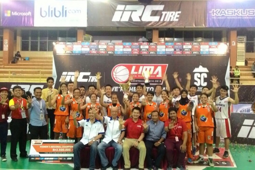 Juara LIMA Sumatera Conference berfoto bersama.