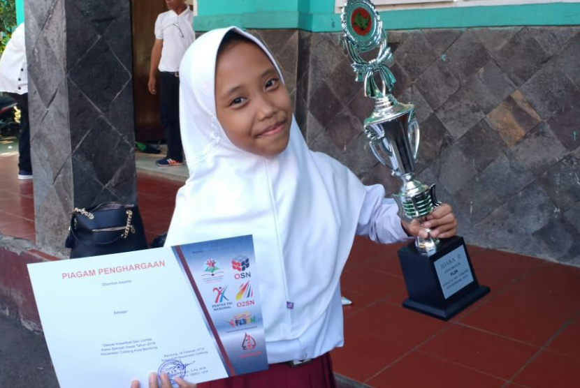 Juara Sains. Jessica Anak Juara binaan Rumah Zakat memenangkan piala juara lomba sains.