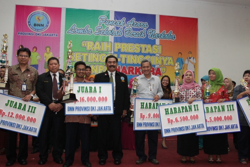 Juara Sekolah Bersih Narkoba menerima penghargaan dalam puncak acara Lomba Sekolah dalam rangka Pemberdayaan Karya Seni Sekolah Bersih Narkoba (PKSSBN) 2014 di gedung Smesco yang digelar BBN Provinsi DKI Jakarta.